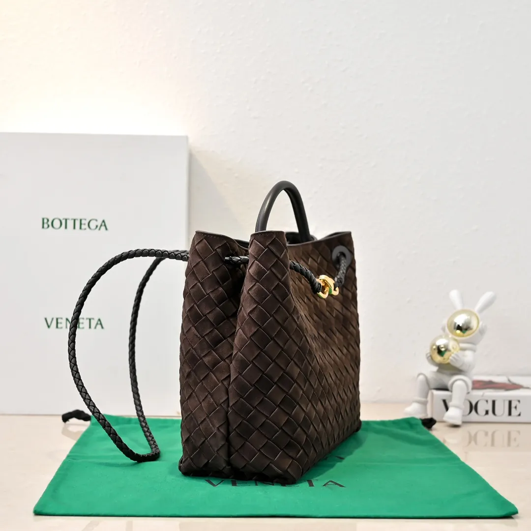 Batch 2360 BV new Andiamo is shipped‼ ️Really popular🔥The new Andiamo woven handbag launched by Bottega Veneta this season is really popular all over the world! ! Celebrities at home and abroad have worn it, and Oscar-winning actress Michelle Yeoh has taken it out on the street. Song Jia, Trai Yara, Yu Feihong, Sanji Ayaka, Rosie Hunting-Whiteley, Yoshioka Riho, etc. have all picked up this bag. It is classic and versatile, showing off its temperament, and the bag capacity is also large, which is very convenient for daily commuting! ! A variety of carrying methods, the shoulder straps can be adjusted by yourself, the original lambskin feels soft and delicate, and the unisex style breaks gender boundaries and brings a more practical and longer-lasting use experience. Andiamo, which has both elegant and casual styles, perfectly interprets the true appearance of "fashionable old money style". Style number: 8463 Size: 32*24*12